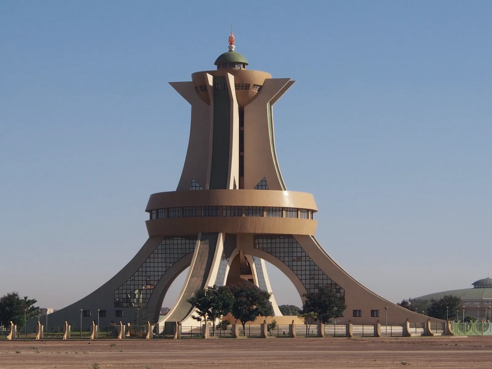 Le Monument aux Héros Nationaux, à Ouagadougou, en fin de journée